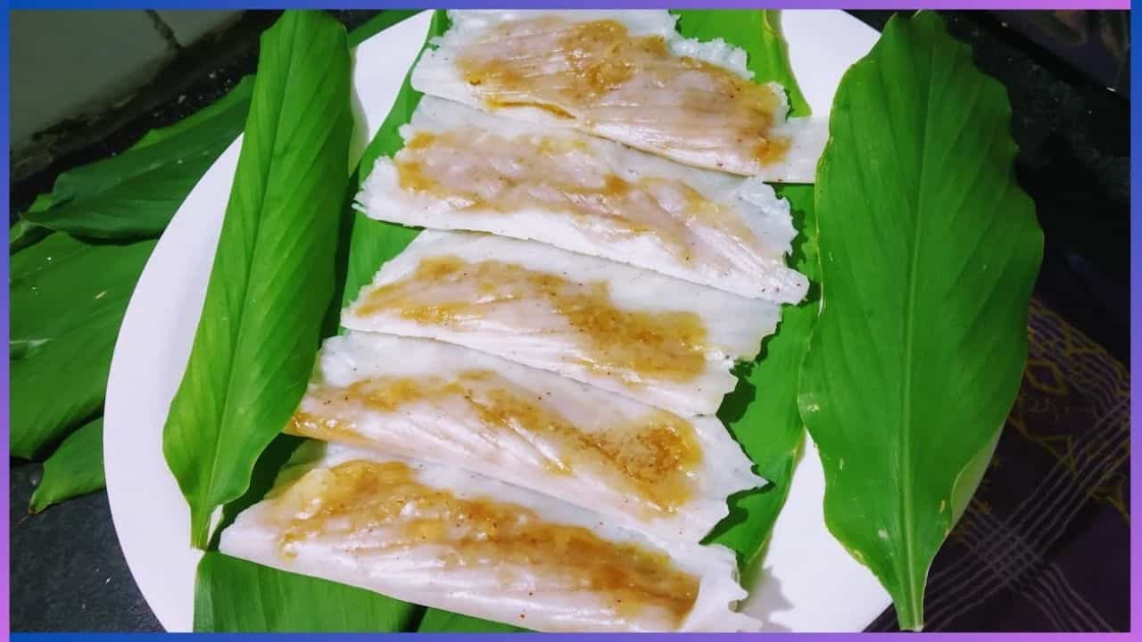 ಅರಶಿನ ಎಲೆ ಕಡುಬು : ನಾಗ ದೇವರ ನೈವೇದ್ಯಕ್ಕೆ ದಕ್ಷಿಣ ಕನ್ನಡದ ಸಾಂಪ್ರದಾಯಿಕ ಅರಶಿನ ಎಲೆ ಕಡುಬಿನ ಘಮವು ಎಲ್ಲರ ಮನೆಯ ತುಂಬಾ ಹರಡುತ್ತದೆ. ಅರಿಶಿನ ಎಲೆಗಳಲ್ಲಿ ಸುತ್ತಿ ತಯಾರಿಸುವ ಈ ಸಿಹಿ ತಿಂಡಿಯಲ್ಲಿ ತೆಂಗಿನಕಾಯಿ ಮತ್ತು ಬೆಲ್ಲದ ಸಿಹಿಯು ಅರಶಿನ ಎಲೆಯ ಘಮದೊಂದಿಗೆ ರುಚಿಯು ಅಷ್ಟೇ ಅದ್ಭುತ. ತುಳುವಿನಲ್ಲಿ ಅರಶಿನ ಎಲೆ ಪತೋಳಿ ಅಥವಾ ಅರಶಿನ ಎಲೆ ಕಡುಬಿಗೆ ಈರಡ್ಯೆ ಎಂದು ಹೇಳುವುದಿದೆ.