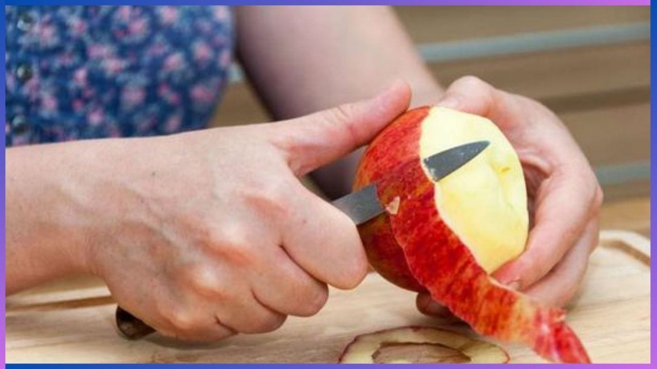 Apple Peel: ಸೇಬು ಹಣ್ಣನ್ನು ಸಿಪ್ಪೆ ಸುಲಿದು ತಿನ್ನುತ್ತೀರಾ? ಇದರಿಂದ ದೇಹಕ್ಕೆ ಇಷ್ಟೆಲ್ಲಾ ನಷ್ಟವಾಗುತ್ತೆ ನೋಡಿ Apple Peel: ಸೇಬು ಹಣ್ಣನ್ನು ಸಿಪ್ಪೆ ಸುಲಿದು ತಿನ್ನುತ್ತೀರಾ? ಇದರಿಂದ ದೇಹಕ್ಕೆ ಇಷ್ಟೆಲ್ಲಾ ನಷ್ಟವಾಗುತ್ತೆ ನೋಡಿ