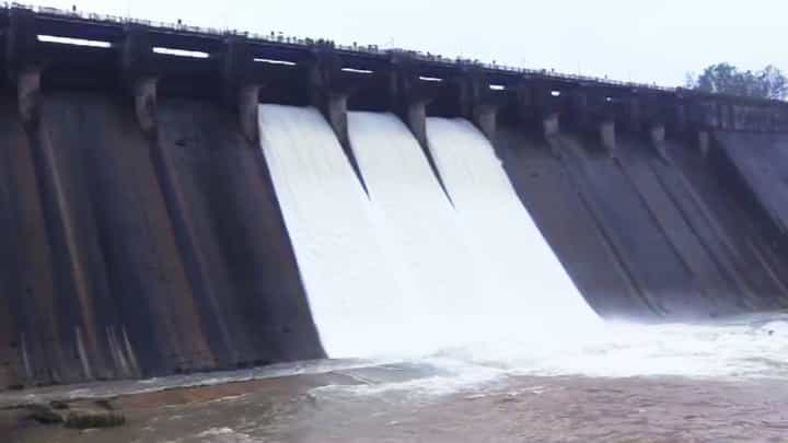ಆರು ವರ್ಷಗಳ ಬಳಿಕ ಭರ್ತಿಯಾದ ಲಿಂಗನಮಕ್ಕಿ ಜಲಾಶಯ; 10 ಸಾವಿರ ಕ್ಯೂಸೆಕ್ ನೀರು ಬಿಡುಗಡೆ ಆರು ವರ್ಷಗಳ ಬಳಿಕ ಭರ್ತಿಯಾದ ಲಿಂಗನಮಕ್ಕಿ ಜಲಾಶಯ; 10 ಸಾವಿರ ಕ್ಯೂಸೆಕ್ ನೀರು ಬಿಡುಗಡೆ