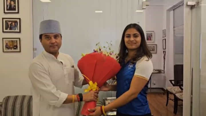 ಒಲಿಂಪಿಕ್ಸ್ ಪದಕ ವಿಜೇತೆ ಮನು ಭಾಕರ್ಗೆ ವಿಶೇಷ ಉಡುಗೊರೆ ನೀಡಿ ಅಭಿನಂದಿಸಿದ ಕೇಂದ್ರ ಸಚಿವ ಜ್ಯೋತಿರಾದಿತ್ಯ ಸಿಂಧಿಯಾ ಒಲಿಂಪಿಕ್ಸ್ ಪದಕ ವಿಜೇತೆ ಮನು ಭಾಕರ್ಗೆ ವಿಶೇಷ ಉಡುಗೊರೆ ನೀಡಿ ಅಭಿನಂದಿಸಿದ ಕೇಂದ್ರ ಸಚಿವ ಜ್ಯೋತಿರಾದಿತ್ಯ ಸಿಂಧಿಯಾ