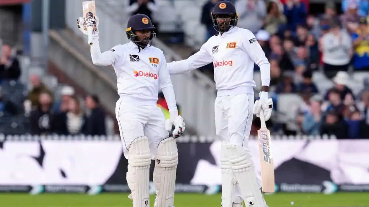 ಇಂಗ್ಲೆಂಡ್ ವಿರುದ್ಧದ ಮೊದಲ ಟೆಸ್ಟ್ ಪಂದ್ಯದಲ್ಲಿ ಶ್ರೀಲಂಕಾದ ಯುವ ಬ್ಯಾಟ್ಸ್ಮನ್ ಕಮಿಂದು ಮೆಂಡಿಸ್ ಶತಕ ಸಿಡಿಸಿದ್ದಾರೆ. 7ನೇ ಕ್ರಮಾಂಕದಲ್ಲಿ ಬ್ಯಾಟಿಂಗ್ಗೆ ಇಳಿದ ಮೆಂಡಿಸ್ 167 ಎಸೆತಗಳಲ್ಲಿ ತಮ್ಮ ಶತಕ ಪೂರೈಸಿದರು. ತಮ್ಮ ಟೆಸ್ಟ್ ವೃತ್ತಿ ಜೀವನದ ನಾಲ್ಕನೇ ಟೆಸ್ಟ್ ಪಂದ್ಯವನ್ನಾಡುತ್ತಿರುವ ಮೆಂಡಿಸ್ಗೆ ಇದು ಮೂರನೇ ಶತಕವಾಗಿದೆ.