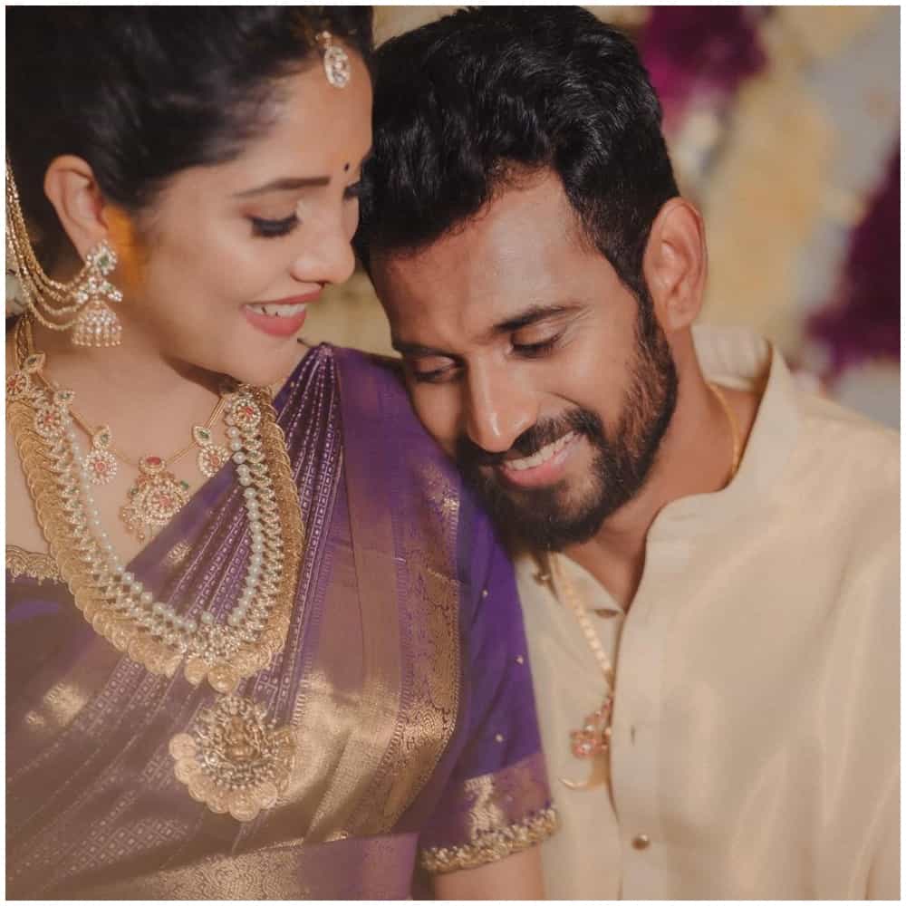 ಮಿಲನಾ ನಾಗರಾಜ್ ಅವರು ಈಗ ತುಂಬ ಗರ್ಭಿಣಿ. ಅವರ ಬೇಬಿ ಬಂಪ್ ಗಮನ ಸೆಳೆಯುತ್ತಿದೆ. ಈಗ ಅವರ ಸೀಮಂತ ಶಾಸ್ತ್ರ ನಡೆದಿದೆ. ಈ ಫೋಟೋಗಳನ್ನು ಅವರು ಸೋಶಿಯಲ್ ಮೀಡಿಯಾದಲ್ಲಿ ಹಂಚಿಕೊಂಡಿದ್ದಾರೆ.