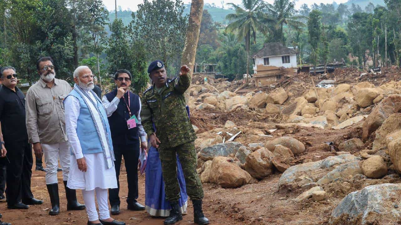 ವೈಮಾನಿಕ ಸಮೀಕ್ಷೆಯ ನಂತರ ಪ್ರಧಾನಿ ನರೇಂದ್ರ ಮೋದಿ ಅವರು ವಯನಾಡಿನಲ್ಲಿ ಭೂಕುಸಿತ ಪೀಡಿತ ಪ್ರದೇಶಗಳಿಗೆ ಭೇಟಿ ನೀಡಿದರು. ಅಲ್ಲಿ ಅಧಿಕಾರಿಗಳಿಂದ ಪರಿಹಾರ ಮತ್ತು ರಕ್ಷಣಾ ಕಾರ್ಯಗಳ ಕುರಿತು ಮಾಹಿತಿ ಪಡೆದರು. ಈ ವೇಳೆ ಪ್ರಧಾನಿ ಮೋದಿಯವರೊಂದಿಗೆ ರಾಜ್ಯಪಾಲ ಆರಿಫ್ ಮೊಹಮ್ಮದ್ ಖಾನ್ ಮತ್ತು ಕೇಂದ್ರ ಸಚಿವ ಸುರೇಶ್ ಗೋಪಿ ಕೂಡ ಉಪಸ್ಥಿತರಿದ್ದರು.