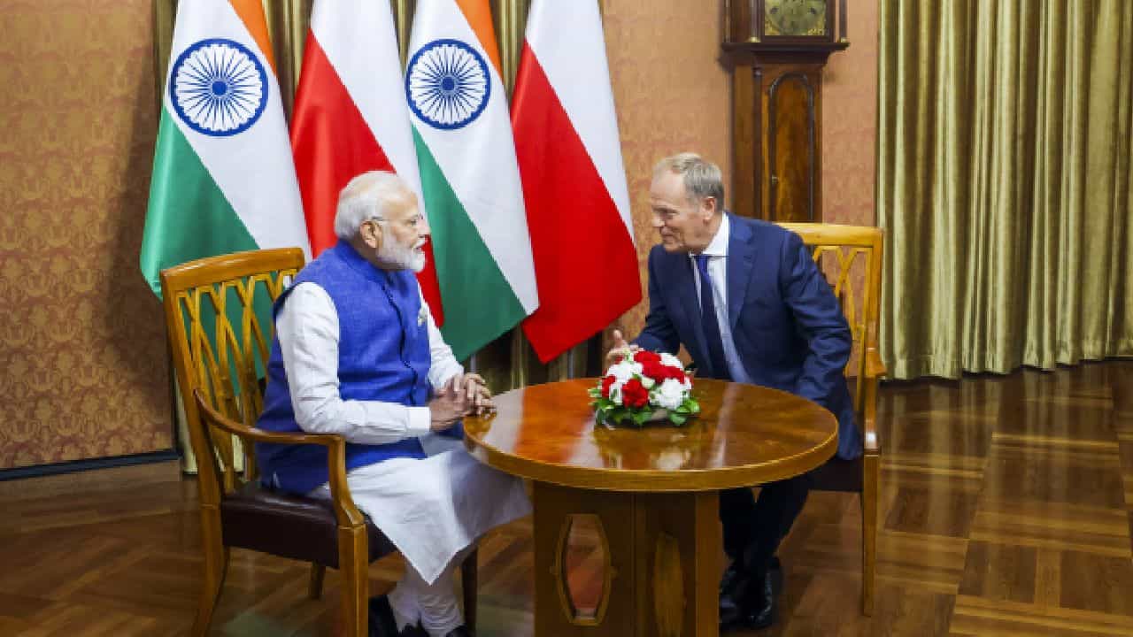Modi in Poland: ಯುದ್ಧಭೂಮಿಯಲ್ಲಿ ಸಮಸ್ಯೆಗೆ ಪರಿಹಾರವಿಲ್ಲ; ಪೋಲೆಂಡ್ ಪಿಎಂ ಟಸ್ಕ್ - ಪ್ರಧಾನಿ ಮೋದಿ ಒಕ್ಕೊರಲಿನ ಹೇಳಿಕೆ Modi in Poland: ಯುದ್ಧಭೂಮಿಯಲ್ಲಿ ಸಮಸ್ಯೆಗೆ ಪರಿಹಾರವಿಲ್ಲ; ಪೋಲೆಂಡ್ ಪಿಎಂ ಟಸ್ಕ್ - ಪ್ರಧಾನಿ ಮೋದಿ ಒಕ್ಕೊರಲಿನ ಹೇಳಿಕೆ