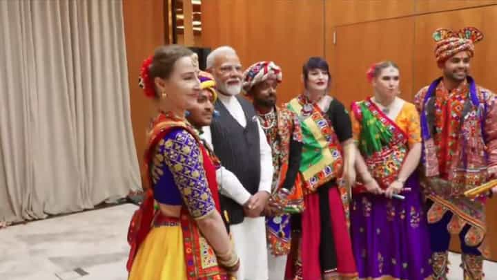 PM Modi in Poland: ಗುಜರಾತಿ ನೃತ್ಯದ ಮೂಲಕ ಮೋದಿಗೆ ಸರ್ಪ್ರೈಸ್ ನೀಡಿದ ಪೋಲೆಂಡ್ ಕಲಾವಿದರು PM Modi in Poland: ಗುಜರಾತಿ ನೃತ್ಯದ ಮೂಲಕ ಮೋದಿಗೆ ಸರ್ಪ್ರೈಸ್ ನೀಡಿದ ಪೋಲೆಂಡ್ ಕಲಾವಿದರು