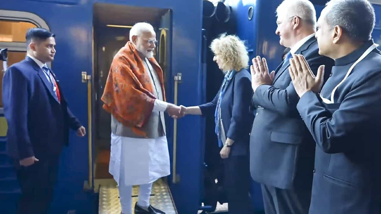 ಪ್ರಧಾನಿ ನರೇಂದ್ರ ಮೋದಿ ಇಂದು ಬೆಳಗ್ಗೆ ಪೋಲೆಂಡ್ನಿಂದ ಉಕ್ರೇನ್ ರಾಜಧಾನಿ ಕೈವ್ಗೆ ಬಂದಿಳಿದಿದ್ದಾರೆ.