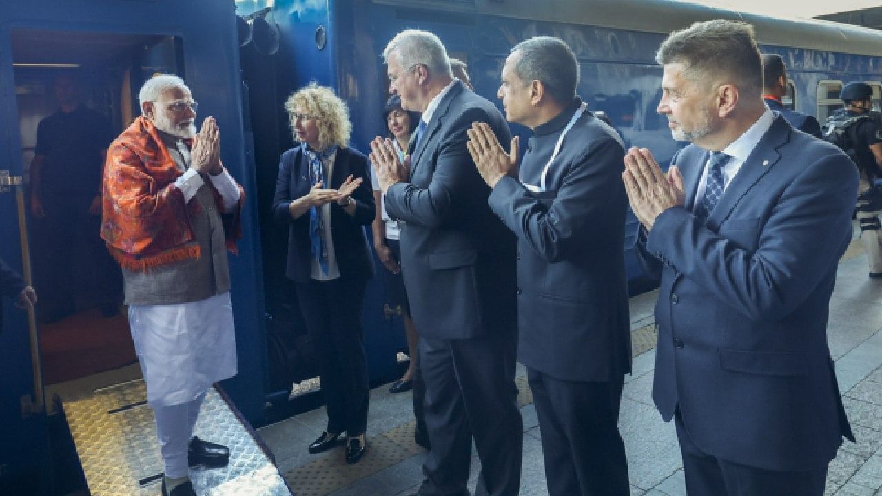 Modi Ukraine Visit: ಕೈವ್​ಗೆ ಬಂದಿಳಿದ ಪ್ರಧಾನಿ ಮೋದಿಗೆ ಕೈ ಮುಗಿದು ಸ್ವಾಗತಿಸಿದ ಉಕ್ರೇನ್ ಅಧಿಕಾರಿಗಳು