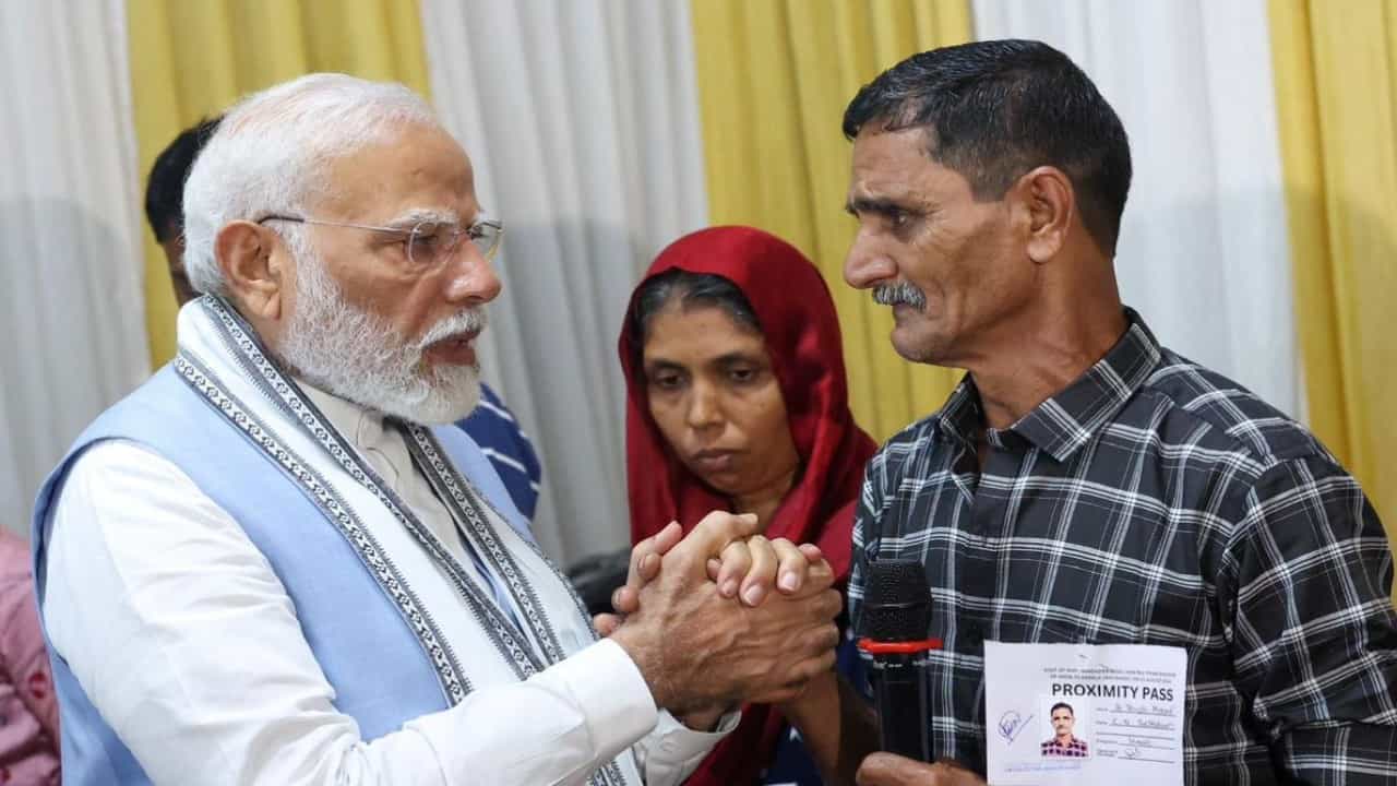 ವಯನಾಡು ಭೂಕುಸಿತ ಸಂತ್ರಸ್ತರನ್ನು ಭೇಟಿ ಮಾಡಿ ಸಾಂತ್ವನ ಹೇಳಿದ ಮೋದಿ ವಯನಾಡು ಭೂಕುಸಿತ ಸಂತ್ರಸ್ತರನ್ನು ಭೇಟಿ ಮಾಡಿ ಸಾಂತ್ವನ ಹೇಳಿದ ಮೋದಿ