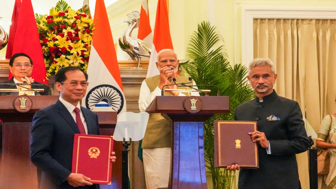 ವಿಯೆಟ್ನಾಂ ಪ್ರಧಾನಿ ಜತೆ ಮೋದಿ ಮಾತುಕತೆ; ಸಮಗ್ರ ಕಾರ್ಯತಂತ್ರ ಪಾಲುದಾರಿಕೆ ಕುರಿತು ಚರ್ಚೆ ವಿಯೆಟ್ನಾಂ ಪ್ರಧಾನಿ ಜತೆ ಮೋದಿ ಮಾತುಕತೆ; ಸಮಗ್ರ ಕಾರ್ಯತಂತ್ರ ಪಾಲುದಾರಿಕೆ ಕುರಿತು ಚರ್ಚೆ