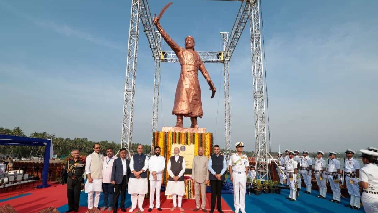 Shivaji Statue: ಮಹಾರಾಷ್ಟ್ರದಲ್ಲಿ 35 ಅಡಿ ಎತ್ತರದ ಛತ್ರಪತಿ ಶಿವಾಜಿ ಪ್ರತಿಮೆ ಕುಸಿತ Shivaji Statue: ಮಹಾರಾಷ್ಟ್ರದಲ್ಲಿ 35 ಅಡಿ ಎತ್ತರದ ಛತ್ರಪತಿ ಶಿವಾಜಿ ಪ್ರತಿಮೆ ಕುಸಿತ