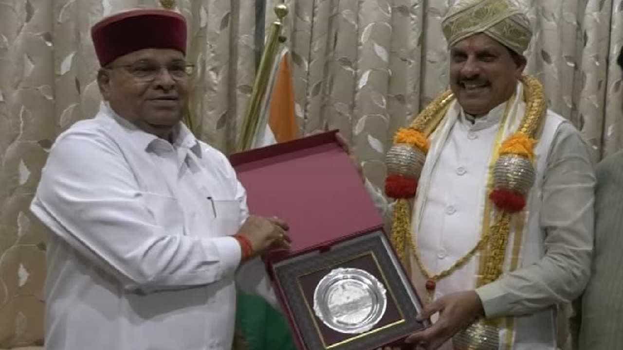 ಬೆಂಗಳೂರಿಗೆ ಆಗಮಿಸಿದ ಮಧ್ಯಪ್ರದೇಶ ಸಿಎಂ, ರಾಜ್ಯಪಾಲರನ್ನ ಭೇಟಿಯಾಗಿ ಕುಶಲೋಪರಿ ವಿಚಾರಿಸಿದ ಮೋಹನ್ ಯಾದವ್ ಬೆಂಗಳೂರಿಗೆ ಆಗಮಿಸಿದ ಮಧ್ಯಪ್ರದೇಶ ಸಿಎಂ, ರಾಜ್ಯಪಾಲರನ್ನ ಭೇಟಿಯಾಗಿ ಕುಶಲೋಪರಿ ವಿಚಾರಿಸಿದ ಮೋಹನ್ ಯಾದವ್