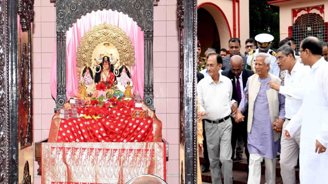 ಬಾಂಗ್ಲಾದೇಶ: ಢಾಕೇಶ್ವರಿ ದೇವಸ್ಥಾನಕ್ಕೆ ಭೇಟಿ ನೀಡಿದ ಮುಹಮ್ಮದ್ ಯೂನಸ್ ಬಾಂಗ್ಲಾದೇಶ: ಢಾಕೇಶ್ವರಿ ದೇವಸ್ಥಾನಕ್ಕೆ ಭೇಟಿ ನೀಡಿದ ಮುಹಮ್ಮದ್ ಯೂನಸ್