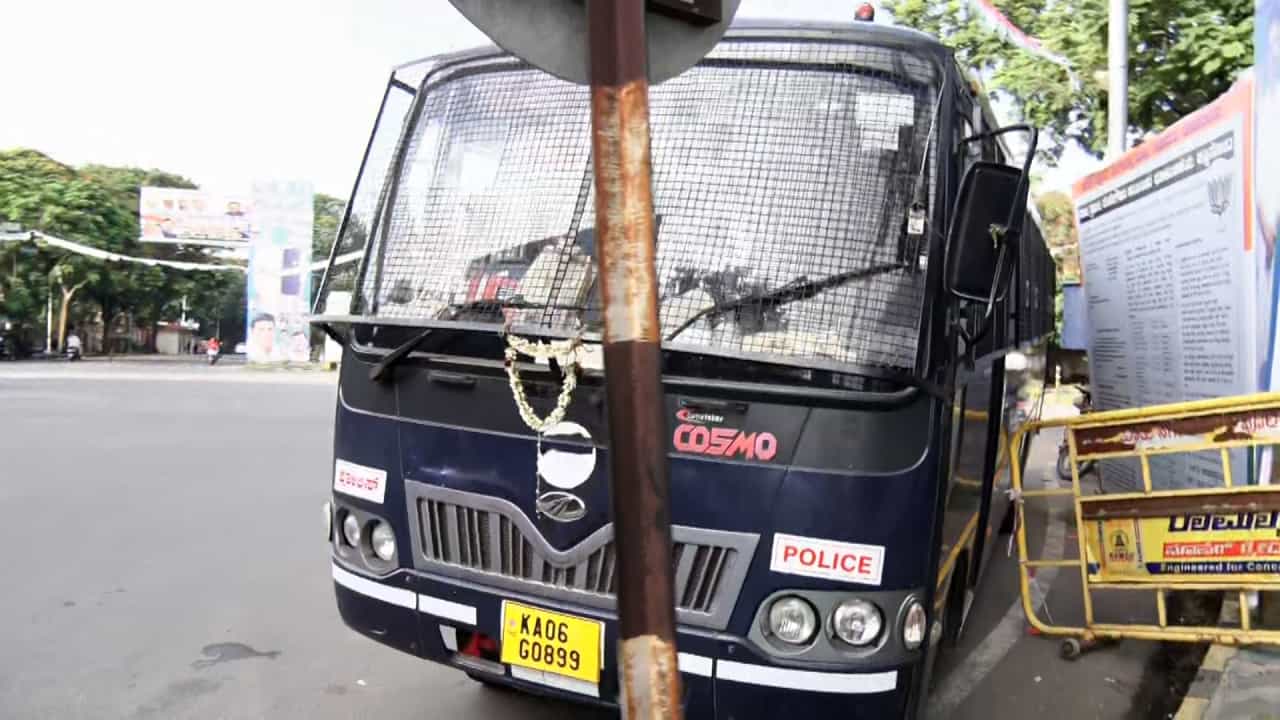 ಮೈಸೂರಿನಲ್ಲಿ ನಾಲ್ವರು ಡಿಐಜಿಗಳ ನೇತೃತ್ವದಲ್ಲಿ ಬಿಗಿ ಭದ್ರತೆ ಕಲ್ಪಿಸಲಾಗಿದೆ. ಅಲ್ಲದೆ 36 ಡಿವೈಎಸ್ಪಿ, 77 ಇನ್ಸ್ಪೆಕ್ಟರ್ಸ್, 175 ಪಿಎಸ್ಐ, ಜಿಲ್ಲೆಯ 3 ಸಾವಿರ ಪೊಲೀಸ್ ಸಿಬ್ಬಂದಿ ನಿಯೋಜಿಸಲಾಗಿದೆ.