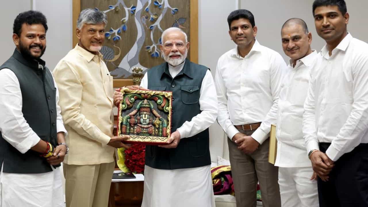 ಪ್ರಧಾನಿ ಮೋದಿ ಭೇಟಿ ಮಾಡಿ ಆಂಧ್ರಪ್ರದೇಶಕ್ಕೆ ಕೇಂದ್ರದಿಂದ ಹೆಚ್ಚಿನ ನೆರವು ಕೋರಿದ ಚಂದ್ರಬಾಬು ನಾಯ್ಡು ಪ್ರಧಾನಿ ಮೋದಿ ಭೇಟಿ ಮಾಡಿ ಆಂಧ್ರಪ್ರದೇಶಕ್ಕೆ ಕೇಂದ್ರದಿಂದ ಹೆಚ್ಚಿನ ನೆರವು ಕೋರಿದ ಚಂದ್ರಬಾಬು ನಾಯ್ಡು