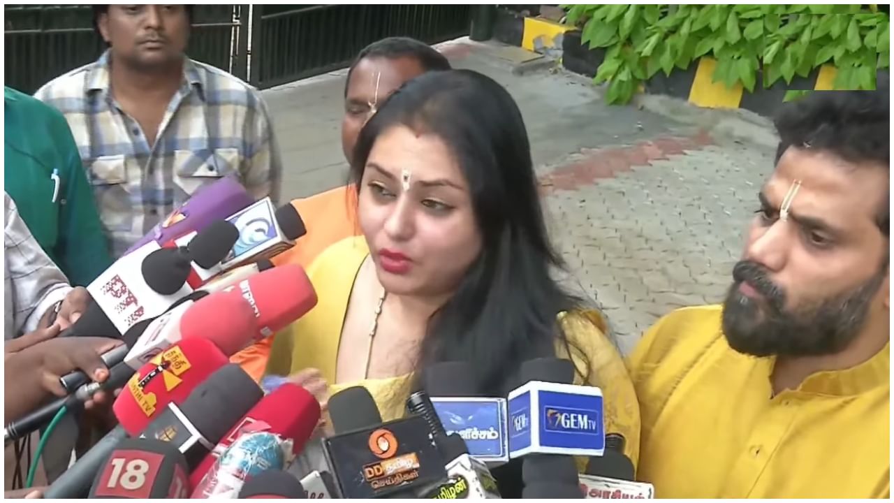 ದೇವಸ್ಥಾನದ ಬಾಗಿಲಲ್ಲಿ ನಿಲ್ಲಿಸಿ ಜಾತಿ ಪ್ರಮಾಣಪತ್ರ ಕೇಳಿದ್ರು: ನಟಿ ನಮಿತಾಗೆ ಅವಮಾನ ದೇವಸ್ಥಾನದ ಬಾಗಿಲಲ್ಲಿ ನಿಲ್ಲಿಸಿ ಜಾತಿ ಪ್ರಮಾಣಪತ್ರ ಕೇಳಿದ್ರು: ನಟಿ ನಮಿತಾಗೆ ಅವಮಾನ