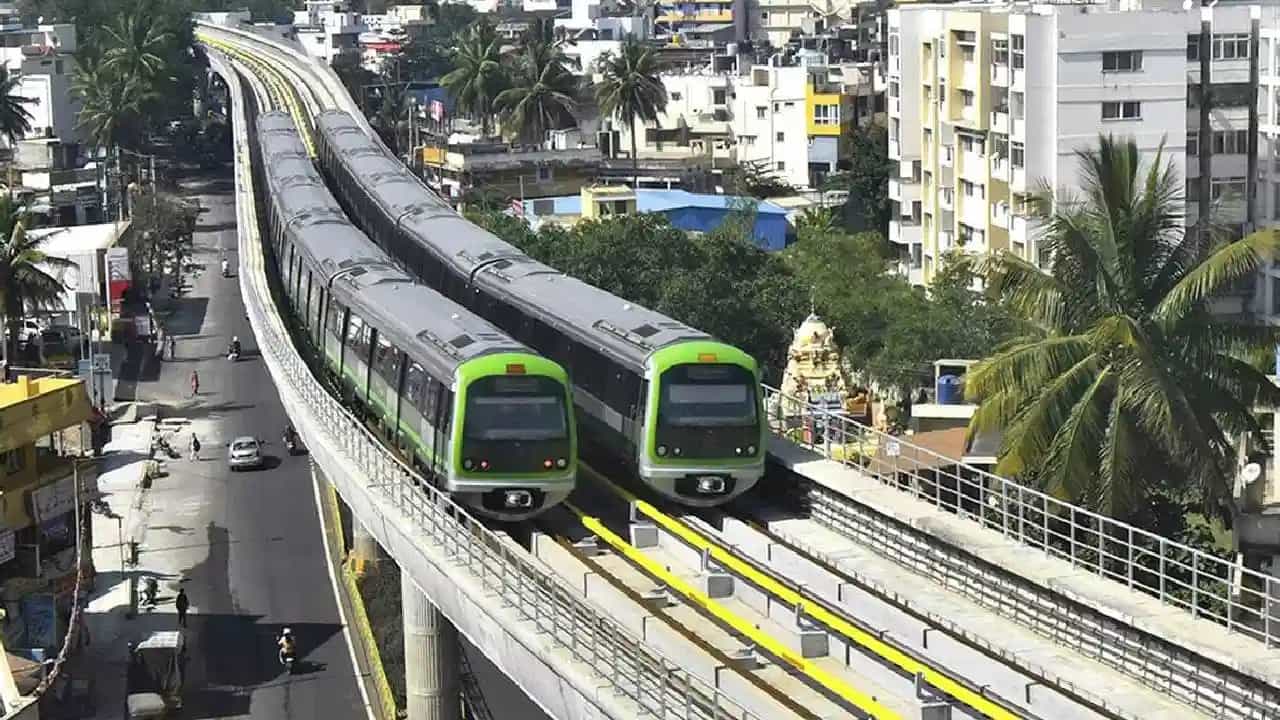 ಬೆಂಗಳೂರು ನಮ್ಮ ಮೆಟ್ರೋ ಇದೀಗ ಹೊಸ ಡಿಪೋಗಳ ನಿರ್ಮಾಣ ಕಾರ್ಯ ಆರಂಭಿಸಿದೆ. ಸದ್ಯ ಅಸ್ತಿತ್ವದಲ್ಲಿರುವ ಮೂರು ಡಿಪೋಗಳನ್ನು ಮೇಲ್ದರ್ಜೆಗೇರಿಸುವುದರ ತೆಗೆ ಒಟ್ಟು ಡಿಪೋಗಳ ಸಂಖ್ಯೆ ಐದಕ್ಕೆ ಹೆಚ್ಚಿಸಲು ಬಿಎಮಾರ್ಸಿಎಲ್ ಕಾರ್ಯನಿರ್ವಹಿಸುತ್ತಿದೆ. 2041 ರವರೆಗೆ ಮೆಟ್ರೊದಿಂದ ಕಾರ್ಯಾಚರಿಸಬೇಕಾದ ರೈಲುಗಳ ಸ್ಥಿರತೆ ಮತ್ತು ನಿರ್ವಹಣೆಯ ಅಗತ್ಯತೆಗಳನ್ನು ಪೂರೈಸಲು ಈ ಕ್ರಮ ಕೈಗೊಳ್ಳಲಾಗುತ್ತಿದೆ.