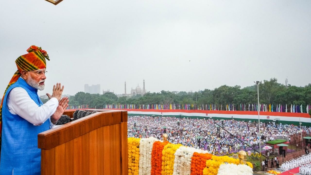 ಬಾಂಗ್ಲಾದೇಶದಲ್ಲಿರುವ ಹಿಂದೂಗಳು ಮತ್ತು ಇತರ ಅಲ್ಪಸಂಖ್ಯಾತರ ಸುರಕ್ಷತೆಯ ಬಗ್ಗೆ ಕಳವಳ ವ್ಯಕ್ತಪಡಿಸಿದ  ಪ್ರಧಾನಿ ನರೇಂದ್ರ ಮೋದಿ ಬಾಂಗ್ಲಾದೇಶದ ಪರಿಸ್ಥಿತಿ ಶೀಘ್ರದಲ್ಲೇ ಸುಧಾರಿಸುತ್ತದೆ ಆಶಿಸಿದ್ದಾರೆ. ಬಾಂಗ್ಲಾದೇಶದ ಬೆಳವಣಿಗೆ ಮತ್ತು ಅಭಿವೃದ್ಧಿಗೆ ಭಾರತ ಯಾವಾಗಲೂ ಬೆಂಬಲ ನೀಡಲಿದೆ ಎಂದು ಸ್ವಾತಂತ್ರ್ಯ ದಿನಾಚರಣೆಯ ಭಾಷಣದಲ್ಲಿ ಮೋದಿ ಹೇಳಿದ್ದಾರೆ.