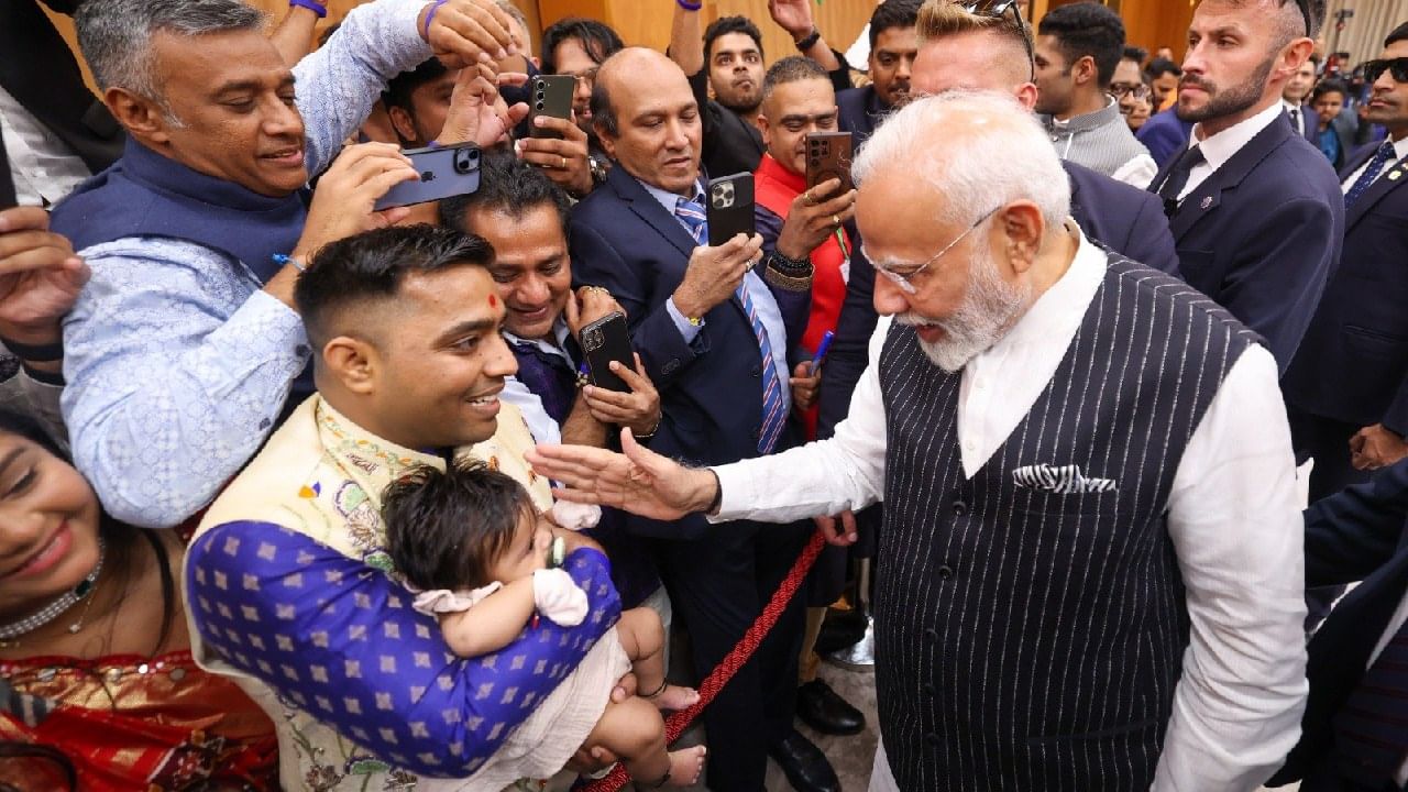 Modi in Poland: ಪೋಲೆಂಡ್​ನಲ್ಲೂ ಮೊಳಗಿದ ಭಾರತ್ ಮಾತಾ ಕಿ ಜೈ, ಜೈ ಶ್ರೀರಾಮ್ ಘೋಷಣೆ; ಮೋದಿಗೆ ರಾಖಿ ಕಟ್ಟಿದ ಅನಿವಾಸಿಗಳು