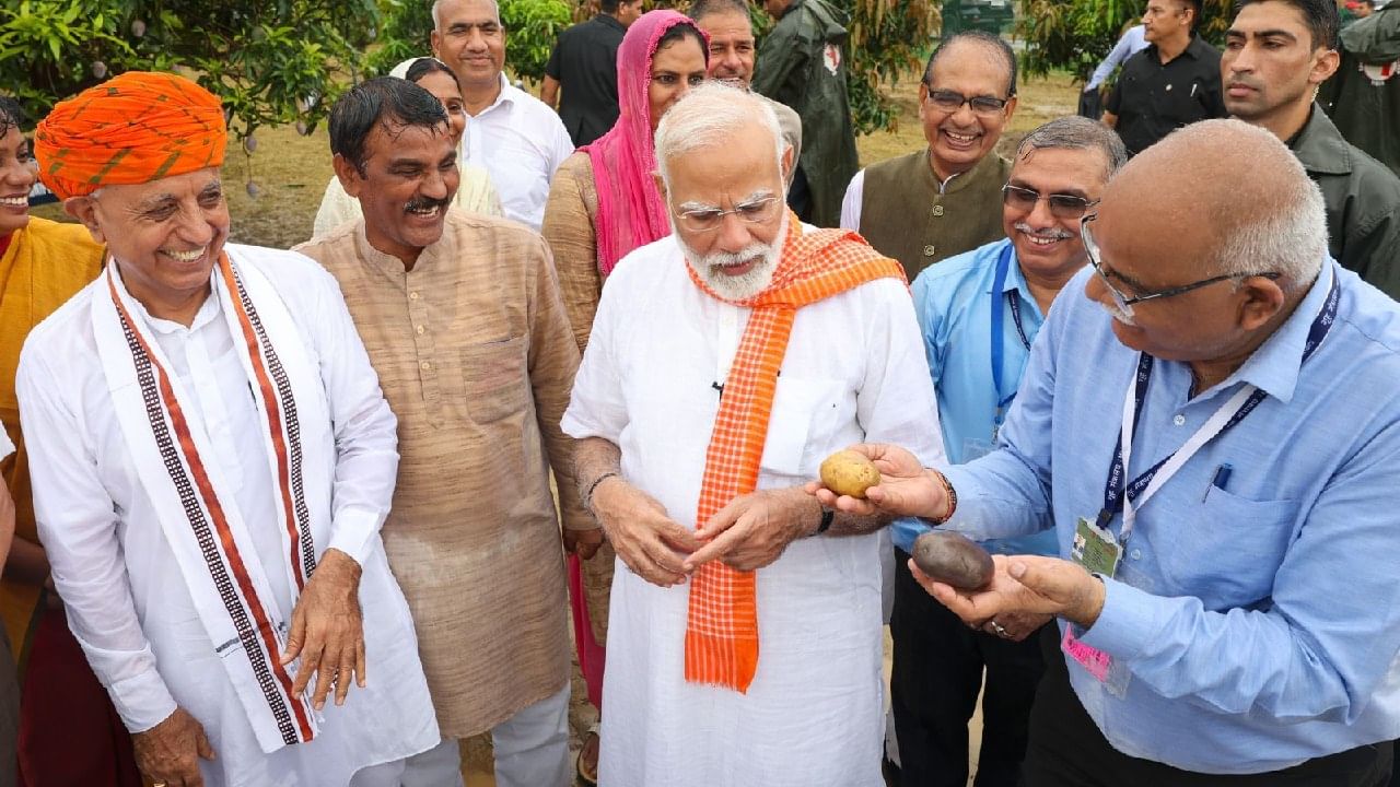 ತೋಟಗಾರಿಕಾ ಬೆಳೆಗಳ ಪೈಕಿ ವಿವಿಧ ಬಗೆಯ ಹಣ್ಣುಗಳು, ತರಕಾರಿ ಬೆಳೆಗಳು, ತೋಟದ ಬೆಳೆಗಳು, ಗಡ್ಡೆ ಬೆಳೆಗಳು, ಸಾಂಬಾರು ಪದಾರ್ಥಗಳು, ಹೂವುಗಳು ಮತ್ತು ಔಷಧೀಯ ಬೆಳೆಗಳನ್ನು ಬಿಡುಗಡೆ ಮಾಡಲಾಯಿತು.
