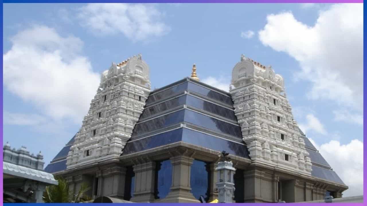 ಬೆಂಗಳೂರು ಇಸ್ಕಾನ್ ದೇಗುಲ : ಬೆಂಗಳೂರಿನಲ್ಲಿರುವ ಈ ಇಸ್ಕಾನ್ ದೇಗುಲ ಪ್ರಸಿದ್ಧ ದೇವಾಲಯಗಳಲ್ಲಿ ಒಂದಾಗಿದೆ ಈ ದೇಗುಲದಲ್ಲಿ ರಾಧೆಯ ಜೊತೆ ಇಲ್ಲಿ ಕೃಷ್ಣನನ್ನು ಕಾಣಬಹುದಾಗಿದೆ. ರಾಜ್ಯ ಹಾಗೂ ಹೊರರಾಜ್ಯಗಳಿಂದಲೂ ಇಲ್ಲಿಗೆ ಜನರು ಬರುತ್ತಾರೆ. ನೀವೇನಾದರೂ ಕೃಷ್ಣಜನ್ಮಾಷ್ಟಮಿಗೆ ಈ ಕೃಷ್ಣ ದೇಗುಲವನ್ನು ಹೋಗಲು ಬಯಸಿದರೆ ಇಲ್ಲಿಗೆ ಭೇಟಿ ನೀಡಬಹುದು.