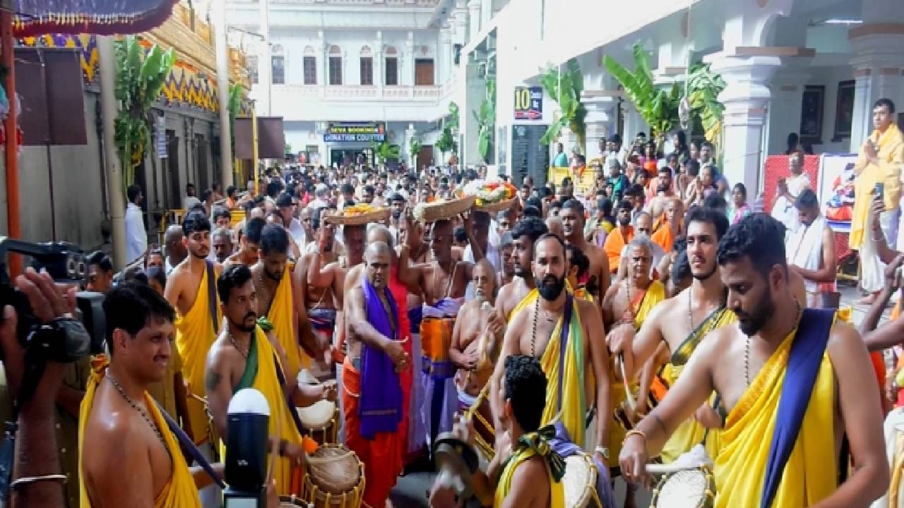 ರಾಯರ ಮಧ್ಯಾರಾಧನೆ ಹಿನ್ನೆಲೆ ದೇಶದ ನಾನಾ ಮೂಲೆಗಳಿಂದ ಬಂದ ಸಾವಿರಾರು ಭಕ್ತರು ರಾಯರ ದರ್ಶನ ಪಡೆದು ಪುನೀತರಾದರು. ಇತ್ತ ರಾಯರ ಮಧ್ಯಾರಾಧನೆ ಹಿನ್ನೆಲೆ ದೇಶ ವಿದೇಶಗಳಿಂದ ಸಹಸ್ರಾರು ಭಕ್ತರು ದಂಡೇ ಈ ವಿಶೇಷ ಧಾರ್ಮಿಕ ಆಚರಣೆಗಳಿಗೆ ಸಾಕ್ಷಿಯಾದ್ರು.