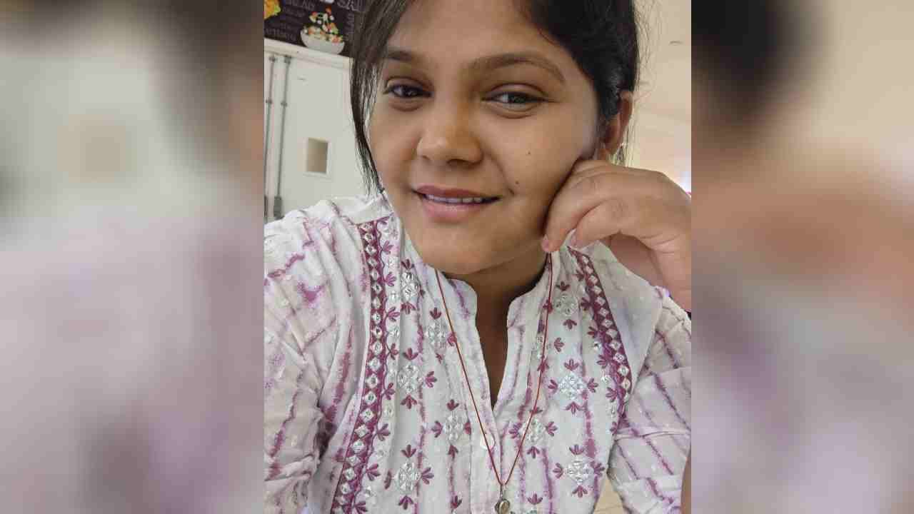 ನೆಲಮಂಗಲ: ಪ್ರೇಮ ವೈಫಲ್ಯಕ್ಕೆ ಮನನೊಂದು ಯುವತಿ ರೈಲಿಗೆ ತಲೆ ಕೊಟ್ಟು ಆತ್ಮಹತ್ಯೆ ನೆಲಮಂಗಲ: ಪ್ರೇಮ ವೈಫಲ್ಯಕ್ಕೆ ಮನನೊಂದು ಯುವತಿ ರೈಲಿಗೆ ತಲೆ ಕೊಟ್ಟು ಆತ್ಮಹತ್ಯೆ