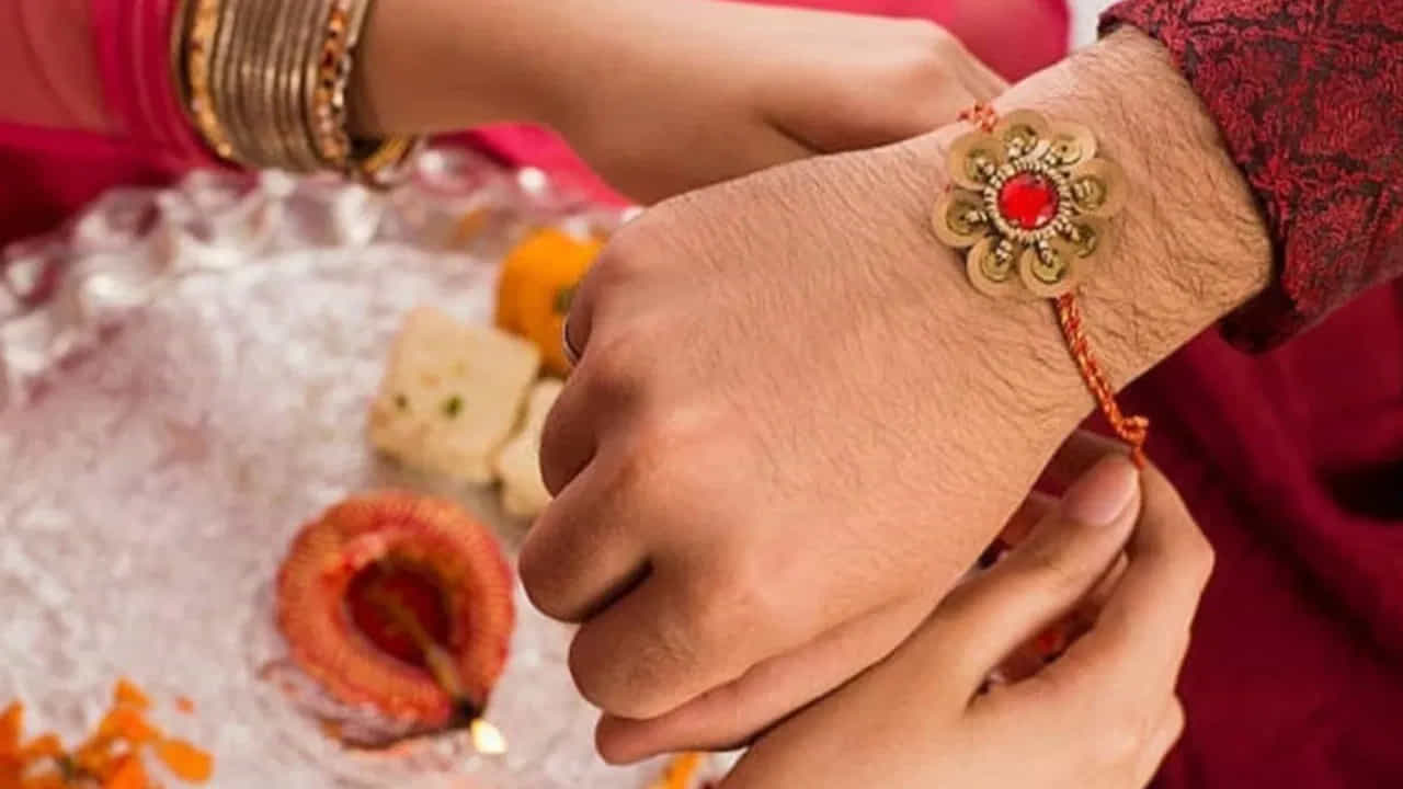 Rakhi 2024: ಸಹೋದರಿ ಕಟ್ಟಿದ ರಾಖಿಯ ಬಗ್ಗೆ ಈ ತಪ್ಪುಗಳನ್ನು ಮಾಡಬೇಡಿ.. ರಾಖಿ ಬಿಚ್ಚಲು ಕೂಡ ನಿಯಮಗಳಿವೆ! Rakhi 2024: ಸಹೋದರಿ ಕಟ್ಟಿದ ರಾಖಿಯ ಬಗ್ಗೆ ಈ ತಪ್ಪುಗಳನ್ನು ಮಾಡಬೇಡಿ.. ರಾಖಿ ಬಿಚ್ಚಲು ಕೂಡ ನಿಯಮಗಳಿವೆ!