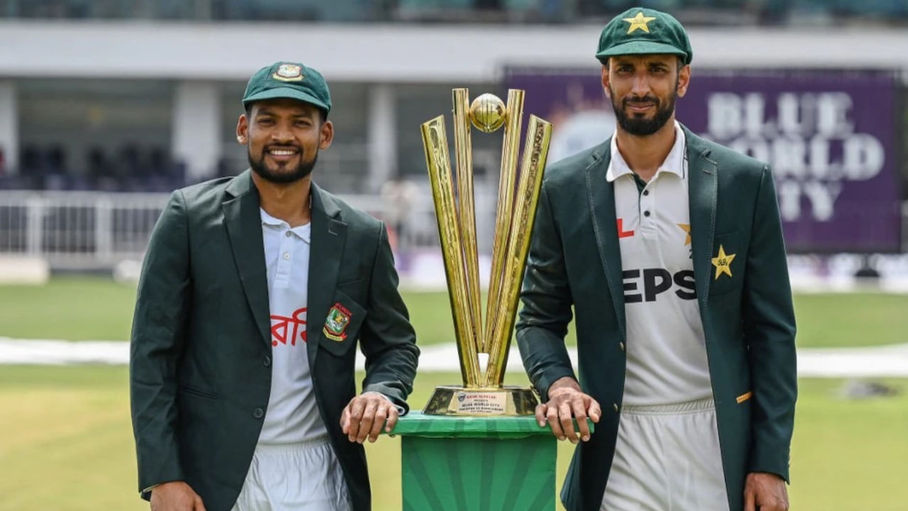 ಪ್ರಸ್ತುತ ಪಾಕಿಸ್ತಾನ ಮತ್ತು ಬಾಂಗ್ಲಾದೇಶ ನಡುವೆ ಪಾಕಿಸ್ತಾನದಲ್ಲಿ ಎರಡು ಟೆಸ್ಟ್ಗಳ ಸರಣಿ ನಡೆಯುತ್ತಿದೆ. ಉಭಯ ತಂಡಗಳ ನಡುವೆ ನಡೆದ ಮೊದಲ ಪಂದ್ಯವನ್ನು ಬಾಂಗ್ಲಾದೇಶ 10 ವಿಕೆಟ್ಗಳಿಂದ ಗೆದ್ದು ಇತಿಹಾಸ ನಿರ್ಮಿಸಿದೆ. ಇತ್ತ ತವರಿನಲ್ಲಿ ಸುಲಭವಾಗಿ ಗೆಲ್ಲುವ ಇರಾದೆಯಲ್ಲಿದ್ದ ಪಾಕ್ ತಂಡಕ್ಕೆ ಸೋಲಿನ ಆಘಾತವೇ ಎದುರಾಗಿತ್ತು. ಈ ನಡುವೆ ಎರಡೂ ತಂಡಗಳಿಗೆ ಐಸಿಸಿ ಬಿಗ್ ಶಾಕ್ ನೀಡಿದೆ.