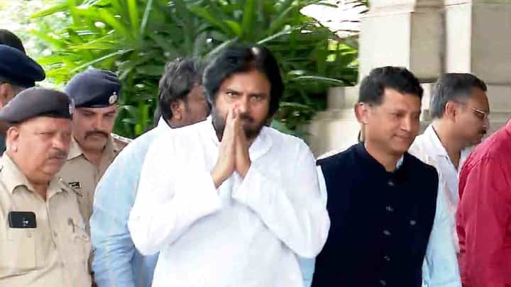 ಬೆಂಗಳೂರು: ವಿಧಾನಸೌಧಕ್ಕೆ ಬಂದ ಪವನ್ ಕಲ್ಯಾಣ್ ನೋಡಲು ಮುಗಿಬಿದ್ದ ಸರ್ಕಾರಿ ನೌಕರರು ಬೆಂಗಳೂರು: ವಿಧಾನಸೌಧಕ್ಕೆ ಬಂದ ಪವನ್ ಕಲ್ಯಾಣ್ ನೋಡಲು ಮುಗಿಬಿದ್ದ ಸರ್ಕಾರಿ ನೌಕರರು