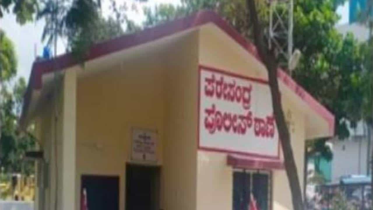 ಚಿಕ್ಕಬಳ್ಳಾಪುರ: ಖಾಜಿ ನ್ಯಾಯ ಪಂಚಾಯ್ತಿ ಆಯ್ತು ಪೆರೇಸಂದ್ರ ಪೊಲೀಸ್ ಠಾಣೆ! ಚಿಕ್ಕಬಳ್ಳಾಪುರ: ಖಾಜಿ ನ್ಯಾಯ ಪಂಚಾಯ್ತಿ ಆಯ್ತು ಪೆರೇಸಂದ್ರ ಪೊಲೀಸ್ ಠಾಣೆ!