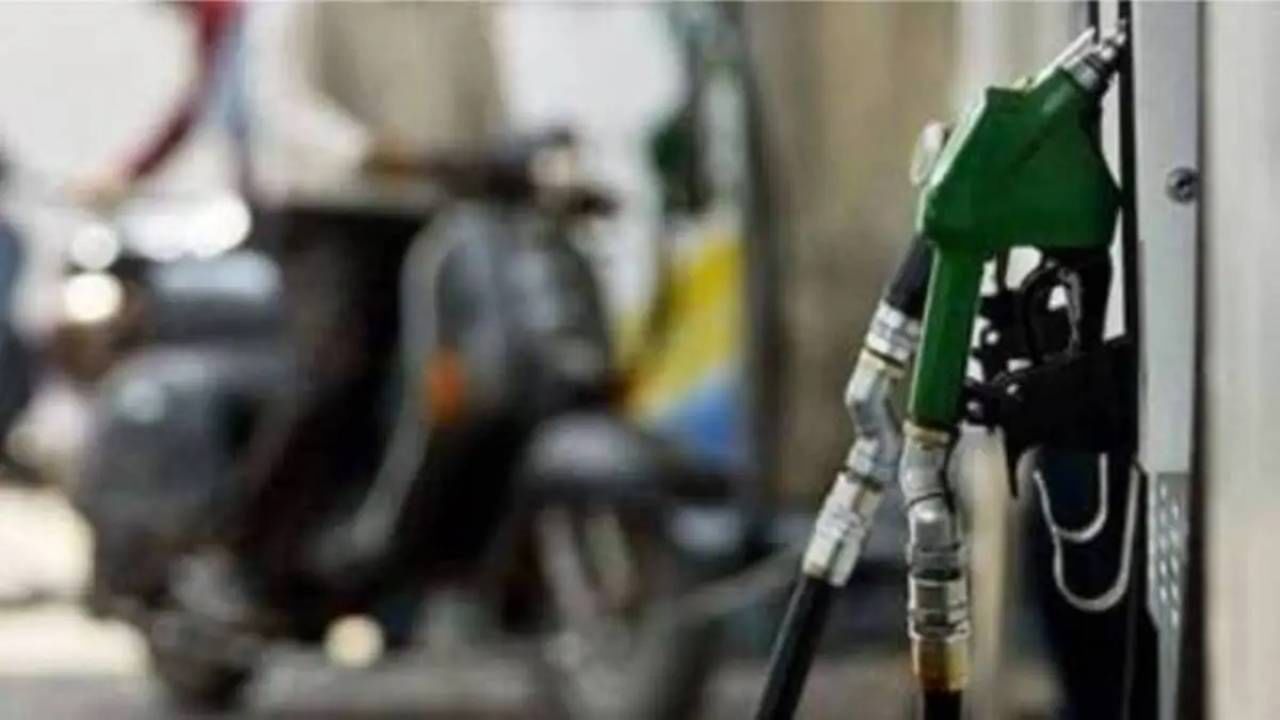 Petrol Diesel Price on August 1: ತಿಂಗಳ ಮೊದಲ ದಿನವೇ ಕಚ್ಚಾತೈಲ ಬೆಲೆ ಇಳಿಕೆ, 80 ಡಾಲರ್ಗಿಂತ ಕಡಿಮೆಯಾದ ದರ Petrol Diesel Price on August 1: ತಿಂಗಳ ಮೊದಲ ದಿನವೇ ಕಚ್ಚಾತೈಲ ಬೆಲೆ ಇಳಿಕೆ, 80 ಡಾಲರ್ಗಿಂತ ಕಡಿಮೆಯಾದ ದರ