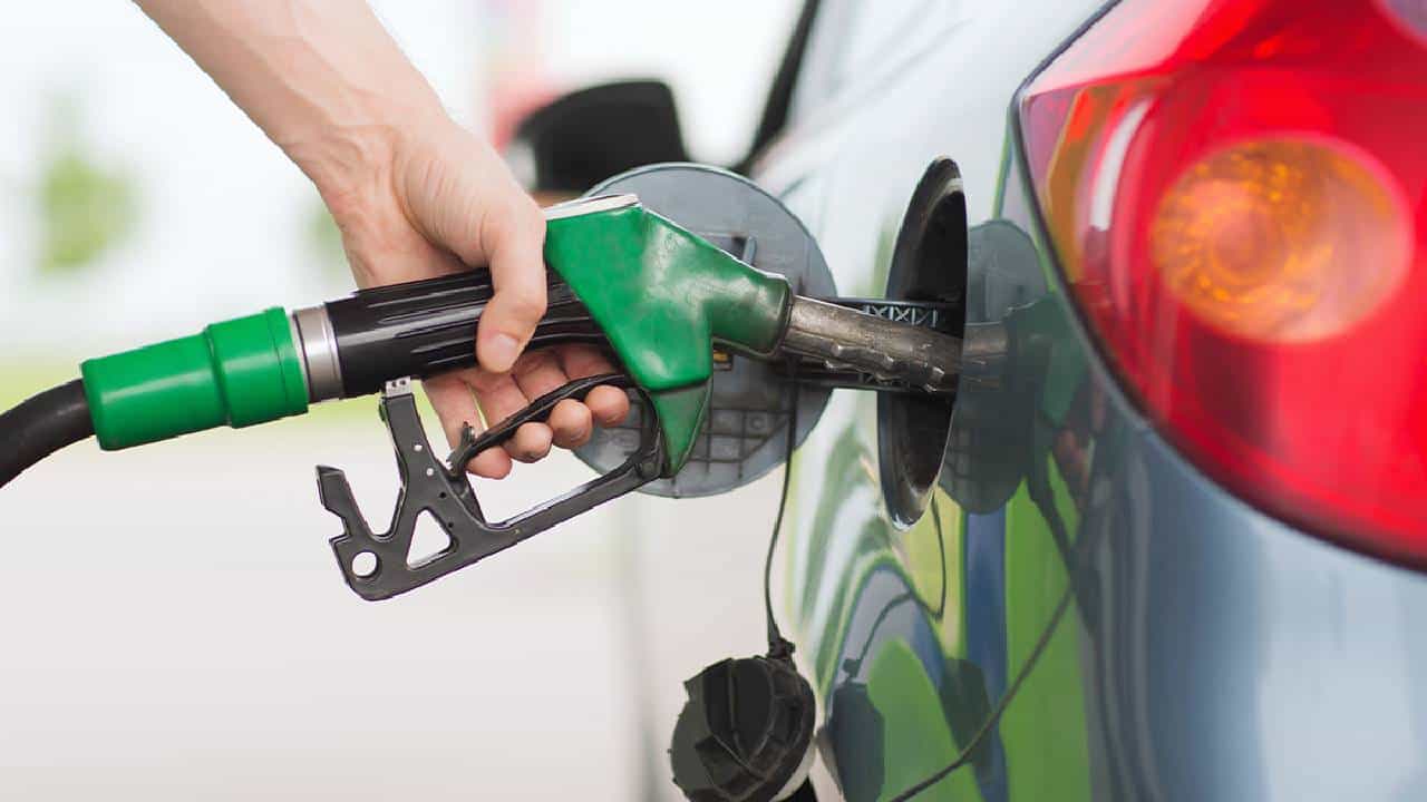 Petrol Diesel Price on August 22: ಕಚ್ಚಾತೈಲ ಬೆಲೆಯಲ್ಲಿ ಭಾರಿ ಇಳಿಕೆ, ದೇಶಾದ್ಯಂತ ಇಂಧನ ದರ ಎಷ್ಟಿದೆ? Petrol Diesel Price on August 22: ಕಚ್ಚಾತೈಲ ಬೆಲೆಯಲ್ಲಿ ಭಾರಿ ಇಳಿಕೆ, ದೇಶಾದ್ಯಂತ ಇಂಧನ ದರ ಎಷ್ಟಿದೆ?