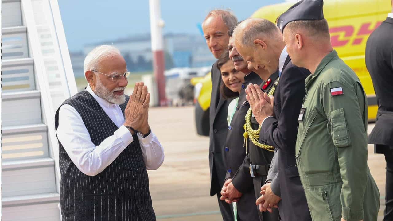 ಪ್ರಧಾನಿ ನರೇಂದ್ರ ಮೋದಿ ಅವರು ಇಂದು ಸಂಜೆ ಪೋಲೆಂಡ್ಗೆ ಆಗಮಿಸಿದ್ದು, 45 ವರ್ಷಗಳ ನಂತರ ಮಧ್ಯ ಯುರೋಪಿಯನ್ ದೇಶಕ್ಕೆ ಭೇಟಿ ನೀಡಿದ ಮೊದಲ ಭಾರತೀಯ ನಾಯಕರಾಗಿದ್ದಾರೆ. ಭಾರತ ಮತ್ತು ಪೋಲೆಂಡ್ ತಮ್ಮ ರಾಜತಾಂತ್ರಿಕ ಸಂಬಂಧಗಳ ಸ್ಥಾಪನೆಯ 70ನೇ ವಾರ್ಷಿಕೋತ್ಸವವನ್ನು ಆಚರಿಸುತ್ತಿರುವಾಗ ಪೋಲೆಂಡ್ನ ವಾರ್ಸಾಗೆ ಅವರ ಬಹು ನಿರೀಕ್ಷಿತ ಭೇಟಿ ಮಹತ್ವ ಪಡೆದಿದೆ.