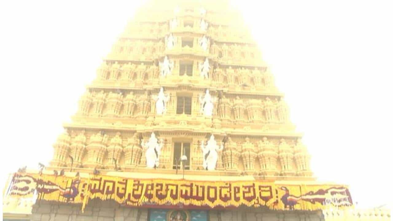 ಸಾಂಸ್ಕ್ರತಿಕ ನಗರಿ ಮೈಸೂರಿನ ಚಾಮುಂಡಿ ಬೆಟ್ಟದಲ್ಲಿ ಆಷಾಢದ ಮಾಸದ ಸಂಭ್ರಮ ಮನೆ ಮಾಡಿತ್ತು. ನಾಲ್ಕನೇ ಹಾಗೂ ಆಷಾಢ ಶುಕ್ರವಾರ ಹಿನ್ನೆಲೆ ವಿವಿಧ ಪುಷ್ಪಾಲಂಕಾರದಿಂದ ಸನ್ನಿಧಿ ಕಂಗೊಳಿಸುತಿತ್ತು. ನಾಡ ಅಧಿದೇವತೆ ಶ್ರೀ ಚಾಮುಂಡೇಶ್ವರಿ ಸಿಂಹವಾಹಿನಿ ಅಲಂಕಾರದಲ್ಲಿ ಭಕ್ತಗಣಕ್ಕೆ ದರ್ಶನ ನೀಡಿದ್ದಾರೆ.