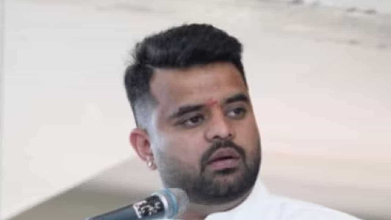 ಪ್ರಜ್ವಲ್ ರೇವಣ್ಣ ಕೇಸ್: ಅಶ್ಲೀಲ ವಿಡಿಯೋಗಳು ಅಸಲಿ, FSL ವರದಿಯಲ್ಲಿ ಬಹಿರಂಗ ಪ್ರಜ್ವಲ್ ರೇವಣ್ಣ ಕೇಸ್: ಅಶ್ಲೀಲ ವಿಡಿಯೋಗಳು ಅಸಲಿ, FSL ವರದಿಯಲ್ಲಿ ಬಹಿರಂಗ
