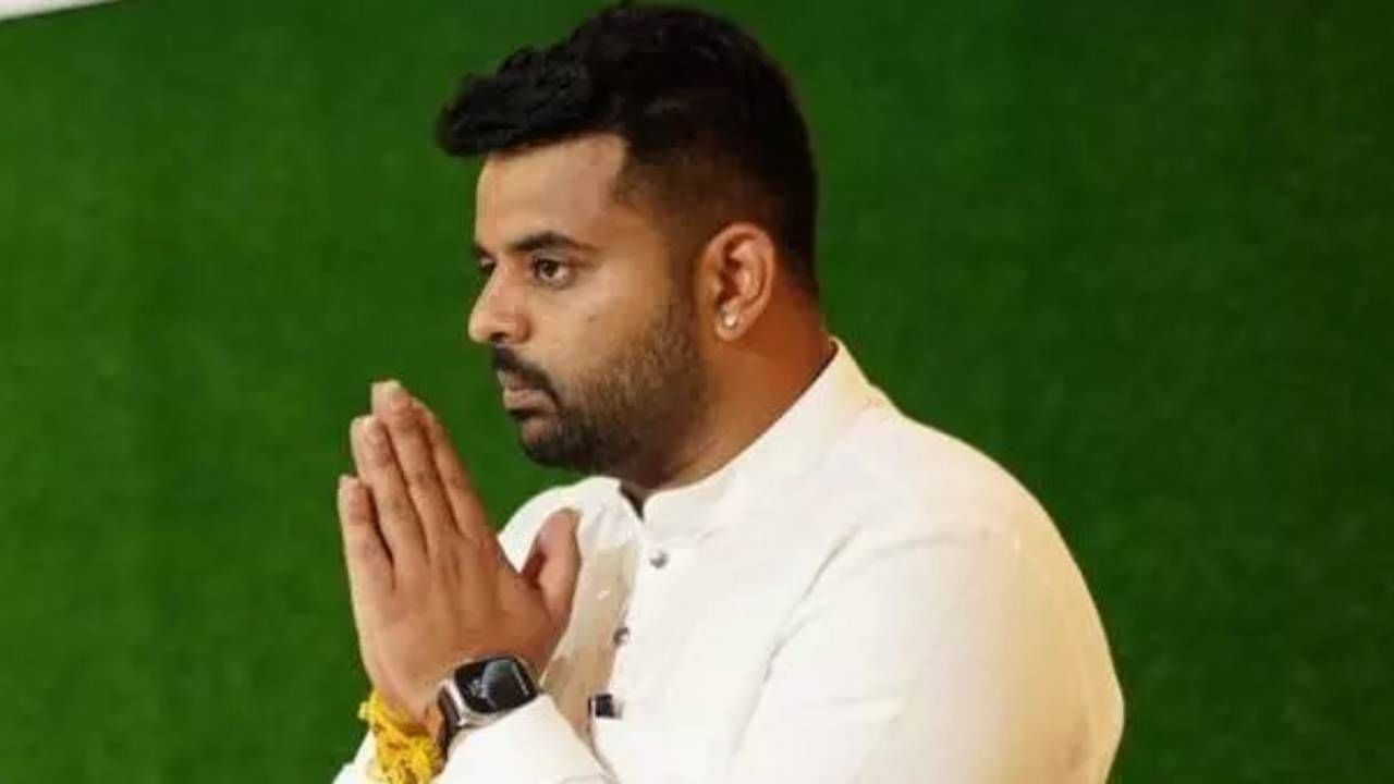 ಪ್ರಜ್ವಲ್ ರೇವಣ್ಣಗೆ ಬಿಗ್ ಶಾಕ್: ಜಾಮೀನು ಅರ್ಜಿ ವಜಾಗೊಳಿದ ವಿಶೇಷ ಕೋರ್ಟ್ ಪ್ರಜ್ವಲ್ ರೇವಣ್ಣಗೆ ಬಿಗ್ ಶಾಕ್: ಜಾಮೀನು ಅರ್ಜಿ ವಜಾಗೊಳಿದ ವಿಶೇಷ ಕೋರ್ಟ್