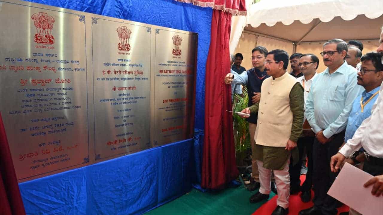 ಕೇಂದ್ರ ಗ್ರಾಹಕ ವ್ಯವಹಾರಗಳು, ಆಹಾರ ಮತ್ತು ಸಾರ್ವಜನಿಕ ವಿತರಣೆ ಹಾಗು ನವೀಕರಿಸಬಲ್ಲ ಇಂಧನ ಸಚಿವರಾದ ಪ್ರಲ್ಹಾದ ಜೋಶಿ ಇಂದು (ಆಗಸ್ಟ್ 22) ಬೆಂಗಳೂರಿನ ಜಕ್ಕೂರಿನಲ್ಲಿರುವ ಎನ್.ಟಿ.ಎಚ್ ಆರ್ಆರ್ಎಸ್ಎಲ್ ಕ್ಯಾಂಪಸ್ನಲ್ಲಿ ಬಹು ನಿರೀಕ್ಷಿತ ಇವಿ ಬ್ಯಾಟರಿ ಮತ್ತು ಚಾರ್ಜರ್ ಪರೀಕ್ಷಾ ಸೌಲಭ್ಯಕ್ಕೆ ಶಂಕುಸ್ಥಾಪನೆ ನೆರವೇರಿಸಿದರು. ಈ ಕಾರ್ಯಕ್ರಮದಲ್ಲಿ ಕೇಂದ್ರ ಗ್ರಾಹಕ ವ್ಯವಹಾರಗಳ ಇಲಾಖೆಯ ಹೆಚ್ಚುವರಿ ಕಾರ್ಯದರ್ಶಿ ಮತ್ತು ಜಂಟಿ ಕಾರ್ಯದರ್ಶಿ, ಎನ್.ಟಿ.ಎಚ್ನ ಮಹಾನಿರ್ದೇಶಕರು ಮತ್ತು ದೇಶದ ವಿವಿಧೆಡೆಯ ಇವಿ ಬ್ಯಾಟರಿ ಮತ್ತು ಚಾರ್ಜರ್ ತಯಾರಿಕಾ ಉದ್ಯಮದ ಕಂಪನಿಗಳ ಪ್ರತಿನಿಧಿಗಳು ಸೇರಿದಂತೆ ಅನೇಕ ಗಣ್ಯರು ಭಾಗವಹಿಸಿದ್ದರು.