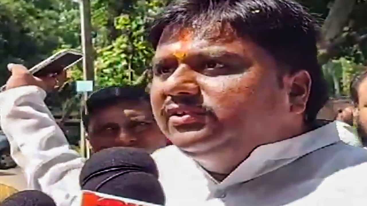 12 ಗಂಟೆಗಳ ಬಾಂಗ್ಲಾ ಬಂದ್ ಕರೆ ನಡುವೆ ಪ್ರಿಯಾಂಗು ಪಾಂಡೆ ಮೇಲೆ ಗುಂಡು; ವಿಡಿಯೊ ಪೋಸ್ಟ್ ಮಾಡಿದ ಸುವೇಂದು ಅಧಿಕಾರಿ 12 ಗಂಟೆಗಳ ಬಾಂಗ್ಲಾ ಬಂದ್ ಕರೆ ನಡುವೆ ಪ್ರಿಯಾಂಗು ಪಾಂಡೆ ಮೇಲೆ ಗುಂಡು; ವಿಡಿಯೊ ಪೋಸ್ಟ್ ಮಾಡಿದ ಸುವೇಂದು ಅಧಿಕಾರಿ