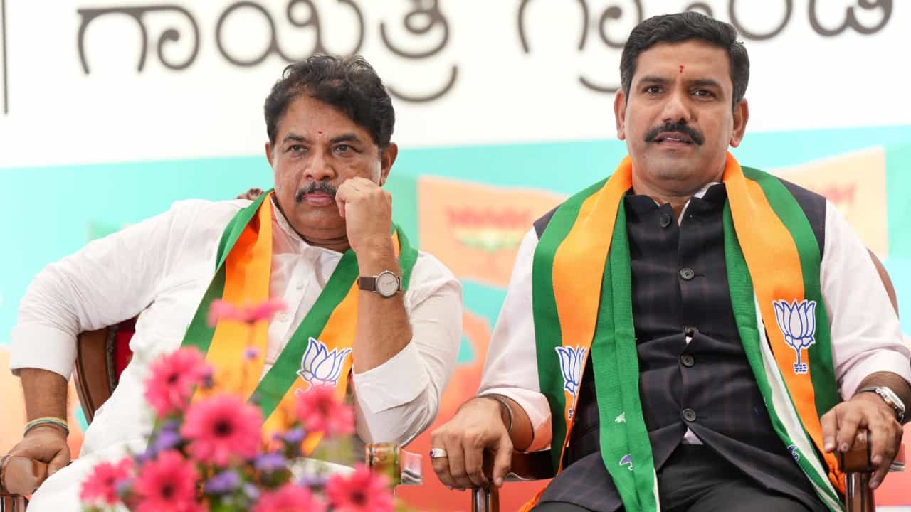 ರಾಜ್ಯಪಾಲರಿಂದ ಪ್ರಾಸಿಕ್ಯೂಷನ್ಗೆ ಅನುಮತಿ: ಸಿಎಂ ಸಿದ್ದರಾಮಯ್ಯ ರಾಜೀನಾಮೆಗೆ ಬಿವೈ ವಿಜಯೇಂದ್ರ ಆಗ್ರಹ ರಾಜ್ಯಪಾಲರಿಂದ ಪ್ರಾಸಿಕ್ಯೂಷನ್ಗೆ ಅನುಮತಿ: ಸಿಎಂ ಸಿದ್ದರಾಮಯ್ಯ ರಾಜೀನಾಮೆಗೆ ಬಿವೈ ವಿಜಯೇಂದ್ರ ಆಗ್ರಹ