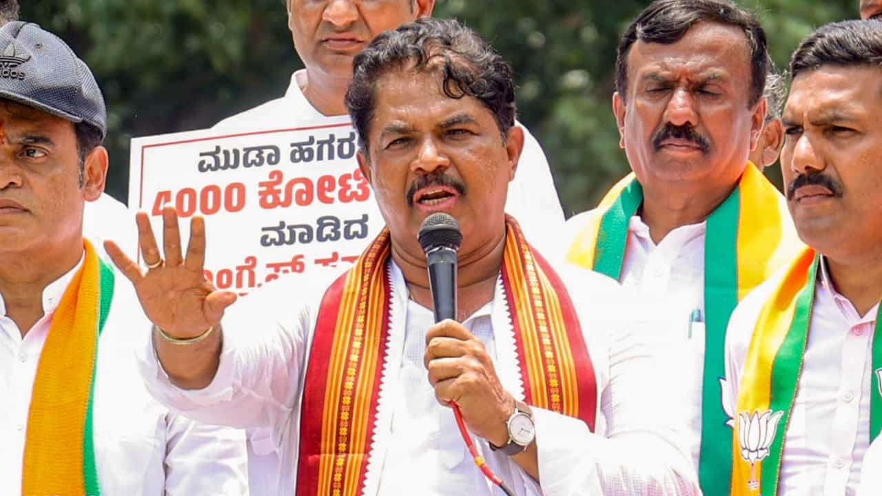 ದಲಿತ ಎಂಬ ಕಾರಣಕ್ಕೆ ರಾಜ್ಯಪಾಲರನ್ನು ಗುರಿಯಾಗಿಸುತ್ತಿದೆಯೇ ಕಾಂಗ್ರೆಸ್? ಆರ್ ಅಶೋಕ್ ಪ್ರಶ್ನೆ ದಲಿತ ಎಂಬ ಕಾರಣಕ್ಕೆ ರಾಜ್ಯಪಾಲರನ್ನು ಗುರಿಯಾಗಿಸುತ್ತಿದೆಯೇ ಕಾಂಗ್ರೆಸ್? ಆರ್ ಅಶೋಕ್ ಪ್ರಶ್ನೆ