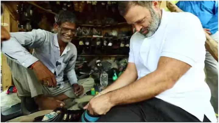 ರಾಹುಲ್ಗಾಂಧಿ ಹೊಲಿಗೆ ಹಾಕಿದ್ದ ಚಪ್ಪಲಿಗಳಿಗೆ ಲಕ್ಷ ಲಕ್ಷ ಹಣ ಕೊಟ್ಟು ಖರೀದಿಸಲು ಮುಗಿಬಿದ್ದ ಜನ ರಾಹುಲ್ಗಾಂಧಿ ಹೊಲಿಗೆ ಹಾಕಿದ್ದ ಚಪ್ಪಲಿಗಳಿಗೆ ಲಕ್ಷ ಲಕ್ಷ ಹಣ ಕೊಟ್ಟು ಖರೀದಿಸಲು ಮುಗಿಬಿದ್ದ ಜನ