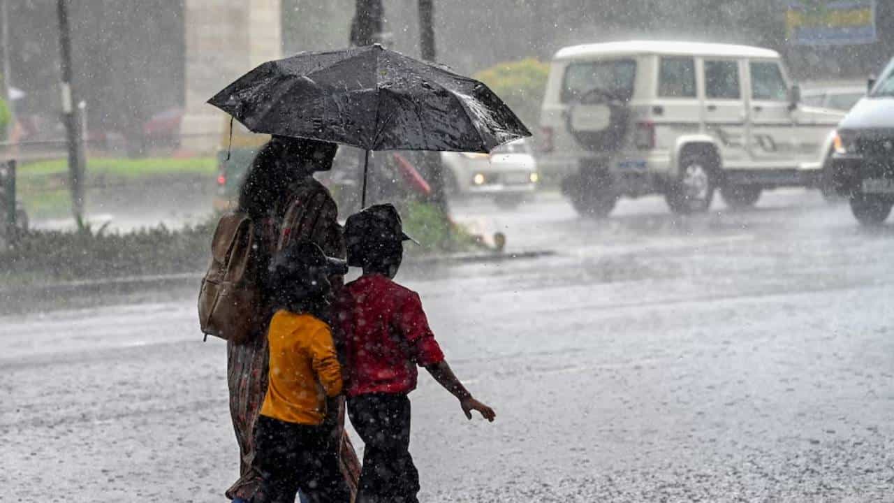 Karnataka Rains: ಕರ್ನಾಟಕದಾದ್ಯಂತ ಮುಂದುವರೆದ ಮಳೆ, ಕರಾವಳಿ ಜಿಲ್ಲೆಗಳಿಗೆ ಆರೆಂಜ್ ಅಲರ್ಟ್ Karnataka Rains: ಕರ್ನಾಟಕದಾದ್ಯಂತ ಮುಂದುವರೆದ ಮಳೆ, ಕರಾವಳಿ ಜಿಲ್ಲೆಗಳಿಗೆ ಆರೆಂಜ್ ಅಲರ್ಟ್