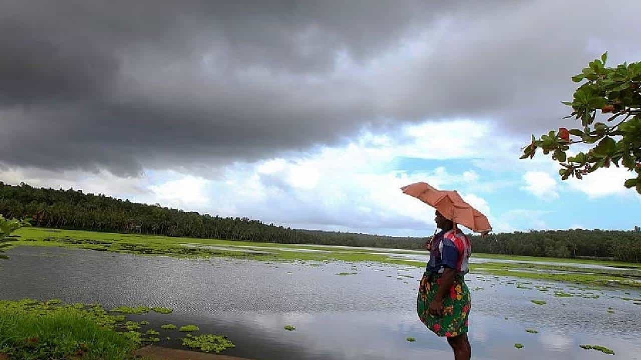 Karnataka Rains: ಕರ್ನಾಟಕದ ಬಹುತೇಕ ಜಿಲ್ಲೆಗಳಲ್ಲಿ ಮಳೆಯ ಅಬ್ಬರ ಕಡಿಮೆ, ಸಾಧಾರಣ ಮಳೆ Karnataka Rains: ಕರ್ನಾಟಕದ ಬಹುತೇಕ ಜಿಲ್ಲೆಗಳಲ್ಲಿ ಮಳೆಯ ಅಬ್ಬರ ಕಡಿಮೆ, ಸಾಧಾರಣ ಮಳೆ