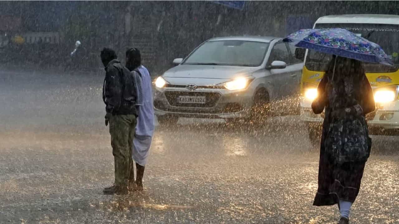 Karnataka Rains: ಕರ್ನಾಟಕದ ಕರಾವಳಿಯಲ್ಲಿ ಮತ್ತೆ ಹೆಚ್ಚಾಗಲಿದೆ ಮಳೆ Karnataka Rains: ಕರ್ನಾಟಕದ ಕರಾವಳಿಯಲ್ಲಿ ಮತ್ತೆ ಹೆಚ್ಚಾಗಲಿದೆ ಮಳೆ