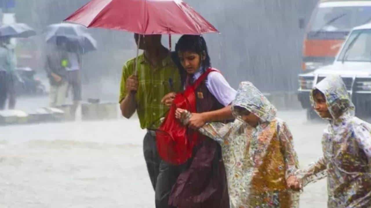 Karnataka Rains: ಆಗಸ್ಟ್ 20ರಿಂದ ಕರ್ನಾಟಕದ ಈ ಜಿಲ್ಲೆಗಳಲ್ಲಿ ವಿಪರೀತ ಮಳೆ Karnataka Rains: ಆಗಸ್ಟ್ 20ರಿಂದ ಕರ್ನಾಟಕದ ಈ ಜಿಲ್ಲೆಗಳಲ್ಲಿ ವಿಪರೀತ ಮಳೆ