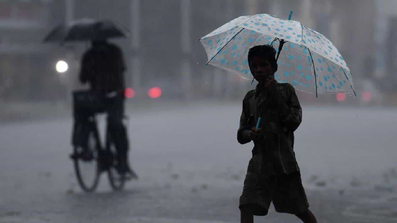 Karnataka Rains: ಮುಂದಿನ 24 ಗಂಟೆಗಳಲ್ಲಿ ಬೆಂಗಳೂರು ಸೇರಿ ಕರ್ನಾಟಕದ ದಕ್ಷಿಣ ಒಳನಾಡಿನ ಹಲವೆಡೆ ಭಾರಿ ಮಳೆ Karnataka Rains: ಮುಂದಿನ 24 ಗಂಟೆಗಳಲ್ಲಿ ಬೆಂಗಳೂರು ಸೇರಿ ಕರ್ನಾಟಕದ ದಕ್ಷಿಣ ಒಳನಾಡಿನ ಹಲವೆಡೆ ಭಾರಿ ಮಳೆ