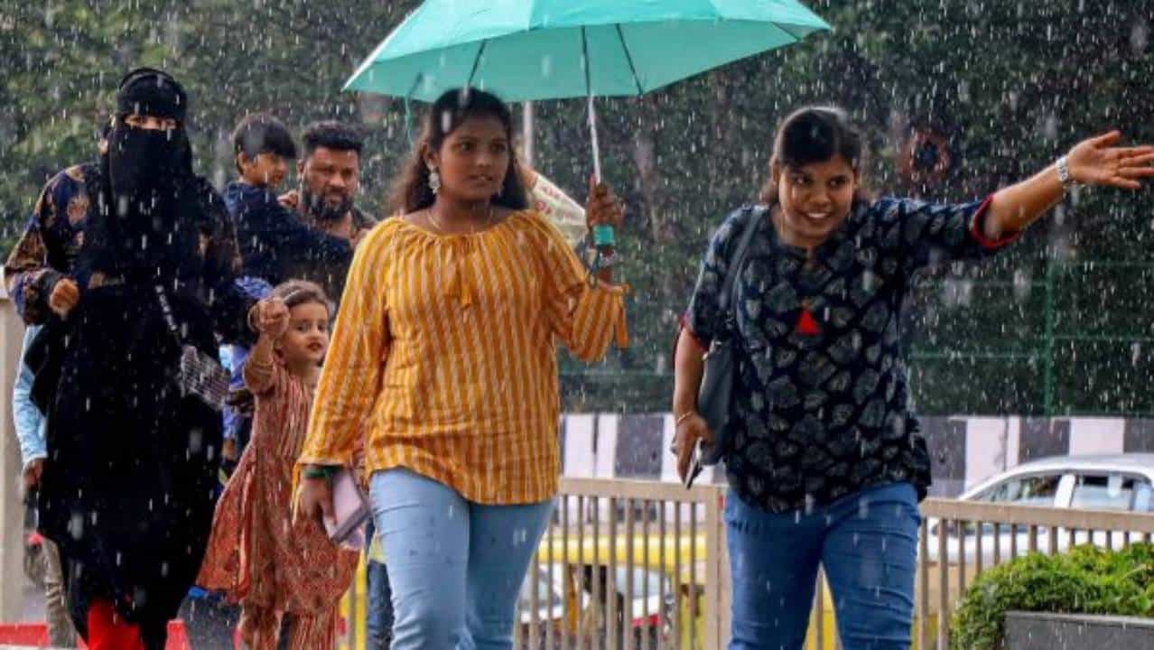 Karnataka Rains: ಕರ್ನಾಟಕದ 8 ಜಿಲ್ಲೆಗಳಲ್ಲಿ ಮಹಾಮಳೆ, ಆರೆಂಜ್ ಅಲರ್ಟ್ ಘೋಷಣೆ Karnataka Rains: ಕರ್ನಾಟಕದ 8 ಜಿಲ್ಲೆಗಳಲ್ಲಿ ಮಹಾಮಳೆ, ಆರೆಂಜ್ ಅಲರ್ಟ್ ಘೋಷಣೆ