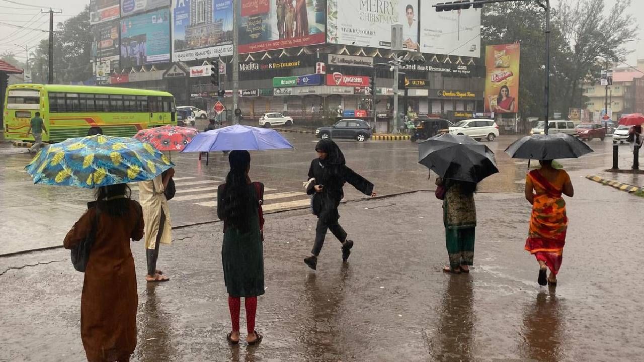 Karnataka Rains: ಕರ್ನಾಟಕದ 6 ಜಿಲ್ಲೆಗಳಲ್ಲಿ ಬಿರುಗಾಳಿ ಸಹಿತ ಭಾರಿ ಮಳೆ ಸಾಧ್ಯತೆ, ಆರೆಂಜ್ ಅಲರ್ಟ್ Karnataka Rains: ಕರ್ನಾಟಕದ 6 ಜಿಲ್ಲೆಗಳಲ್ಲಿ ಬಿರುಗಾಳಿ ಸಹಿತ ಭಾರಿ ಮಳೆ ಸಾಧ್ಯತೆ, ಆರೆಂಜ್ ಅಲರ್ಟ್