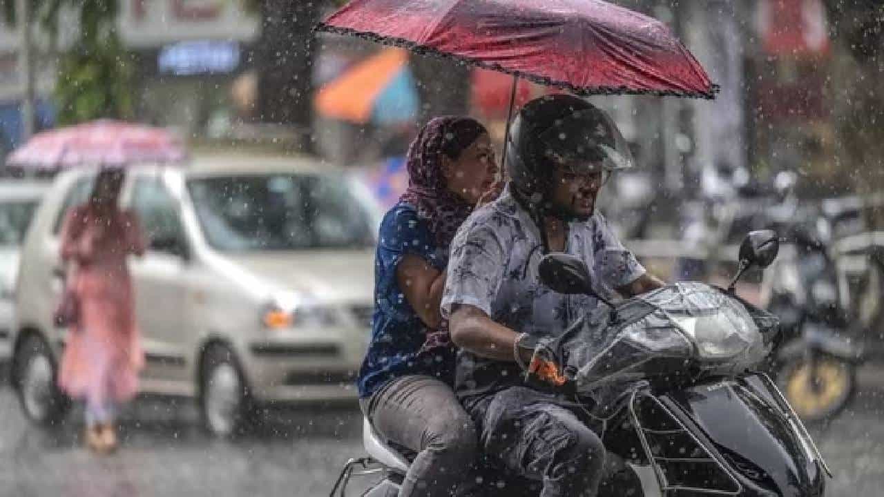 Karnataka Rains: ಕರ್ನಾಟಕದ ಕರಾವಳಿ ಜಿಲ್ಲೆಗಳಿಗೆ ರೆಡ್ ಅಲರ್ಟ್, ಬಿರುಗಾಳಿ ಸಹಿತ ಮಳೆ Karnataka Rains: ಕರ್ನಾಟಕದ ಕರಾವಳಿ ಜಿಲ್ಲೆಗಳಿಗೆ ರೆಡ್ ಅಲರ್ಟ್, ಬಿರುಗಾಳಿ ಸಹಿತ ಮಳೆ