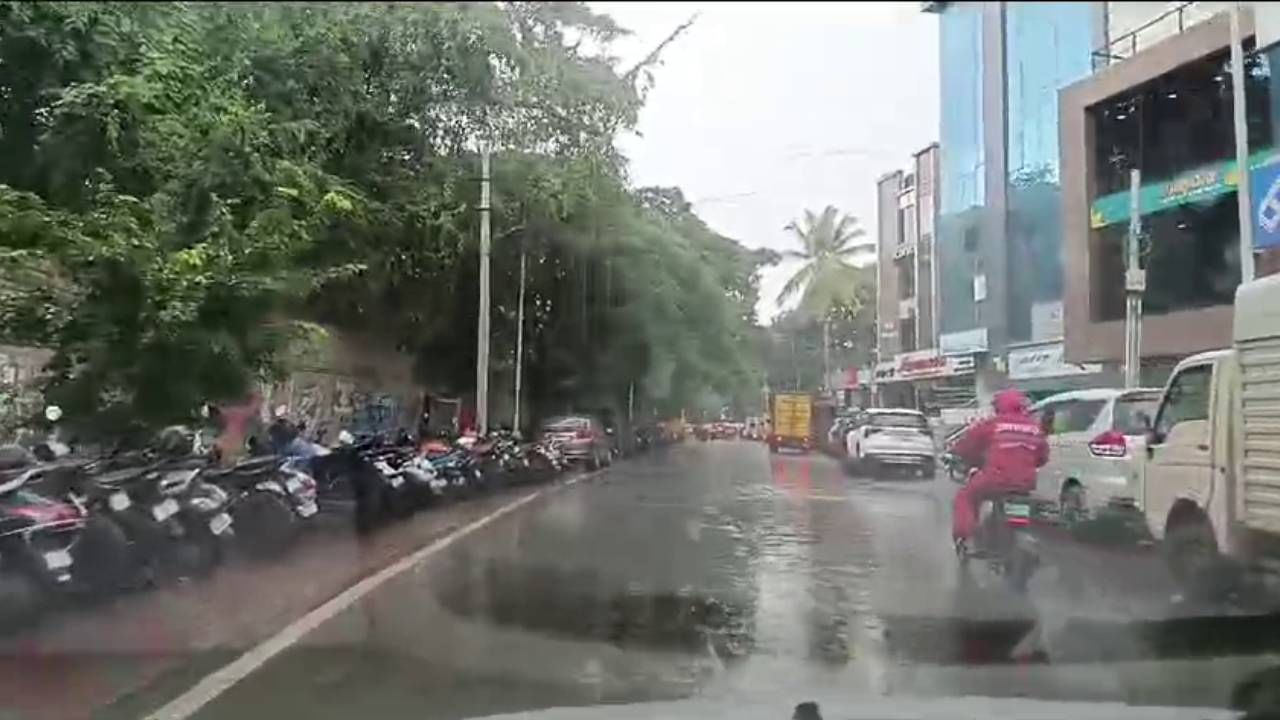 ಬೆಂಗಳೂರಿನಲ್ಲಿ ವರುಣನ ಅಬ್ಬರ: ದಿಢೀರ್ ಮಳೆಯಿಂದ ವಾಹನ ಸವಾರರು ಪರದಾಟ ಬೆಂಗಳೂರಿನಲ್ಲಿ ವರುಣನ ಅಬ್ಬರ: ದಿಢೀರ್ ಮಳೆಯಿಂದ ವಾಹನ ಸವಾರರು ಪರದಾಟ